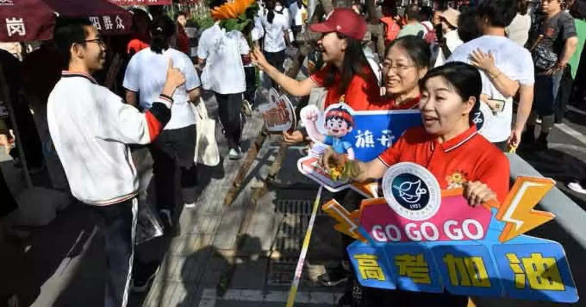 中国の主流メディア「南方週末」の報道によると、山東省にある有名な進学校の過酷な時間管理により、学生たちの“トイレに行く時間”が奪われているという。