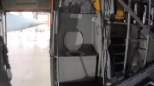 長距離飛行する民間機の場合、操縦している機長や副操縦士（副機長）は、コックピットに最も近いキャビン前方の乗客用トイレを使用するのが一般的です。では、軍用機の場合はどうでしょうか。