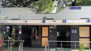 デリーで新たに見かけた公衆トイレ。きれいで、しかも無料だった！