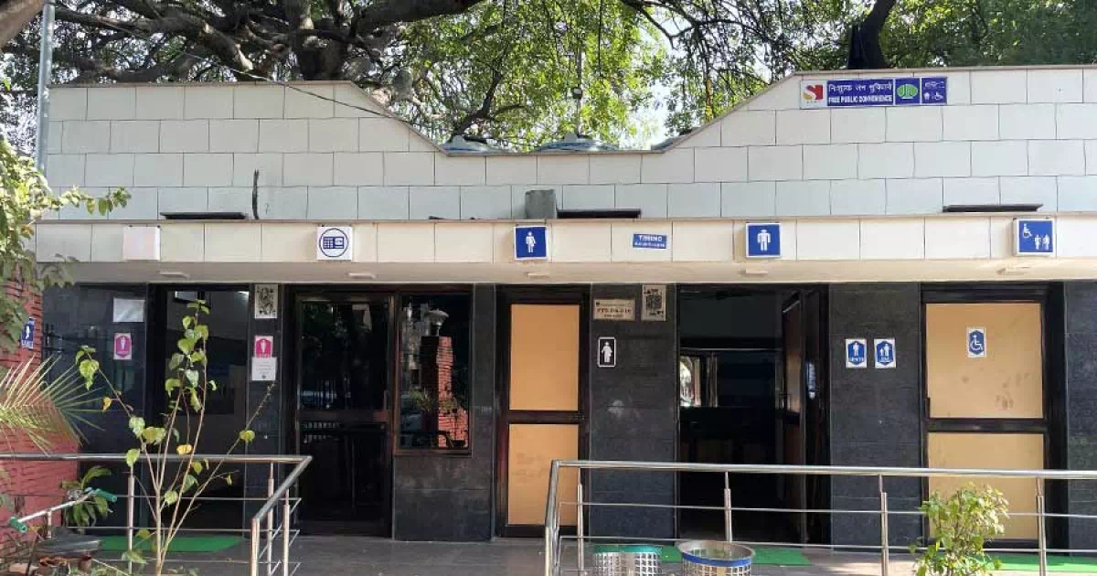 デリーで新たに見かけた公衆トイレ。きれいで、しかも無料だった！