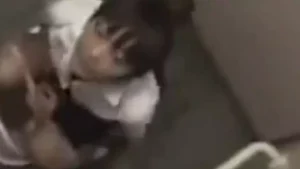 友人のトイレシーンを公開盗撮!