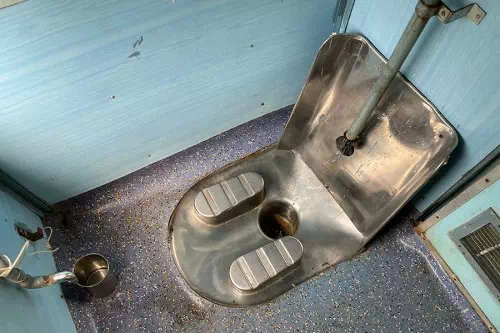 インド鉄道内のトイレ。左に小さな手桶と水道がある