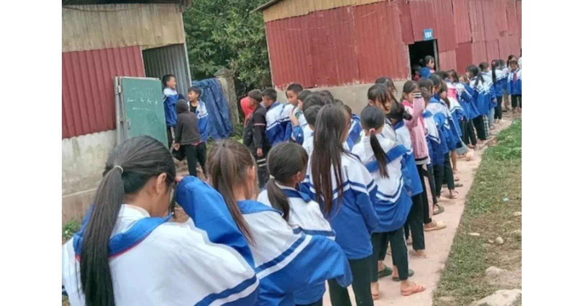 ベトナムの山岳部にある学校では、トイレがまだ満足に整備されていないことも多い。そのため、トイレが汚かったり行列ができたりしているようだ。