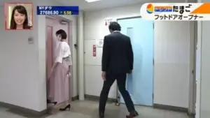 「ドアノブに触れずに、足で引いてドアを開けられる商品」とのこと。「従業員から、『トイレのドアノブを触りたくない』と要望があったのがきっかけで開発したそう。