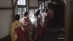 女子トイレは女子部校舎と図書館の2カ所しかない。女子部校舎に女子学生が列をなしている映像が再現されていた。