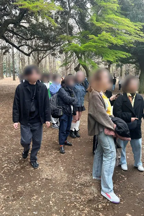 女性用トイレには長蛇の列が。その隣を男性が通っていく
